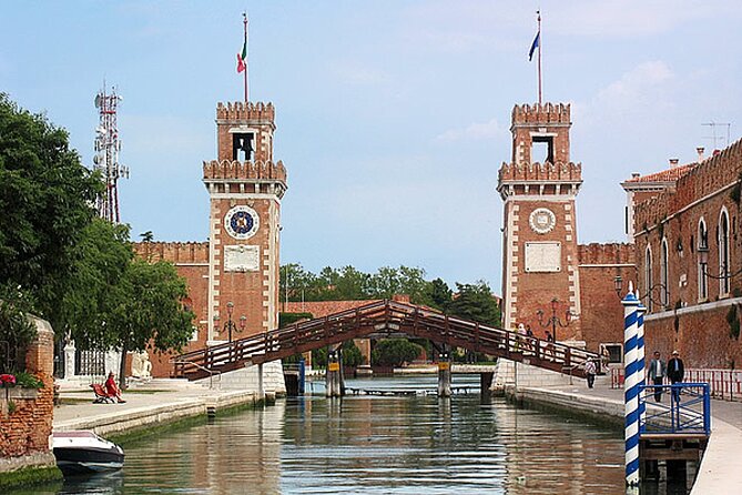 Venice Lagoon Private Boat Tour with Prosecco aperitif - Passing Giudecca: a slightly bohemian Venice feel