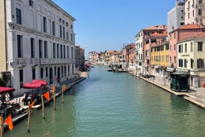 Venice Must See Attractions Walking Tour With A Guide - Stop-by-stop: Rialto Bridge and the Rialto Market momentum