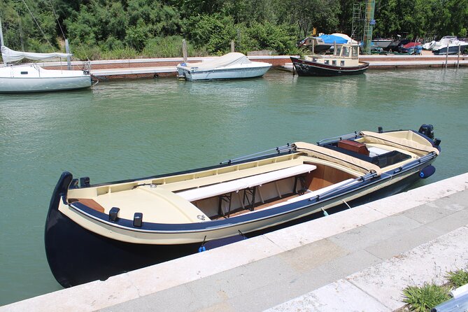 Venice Night Boat Tour from Zattere - The boat, drinks, and what to bring at 9:00 pm