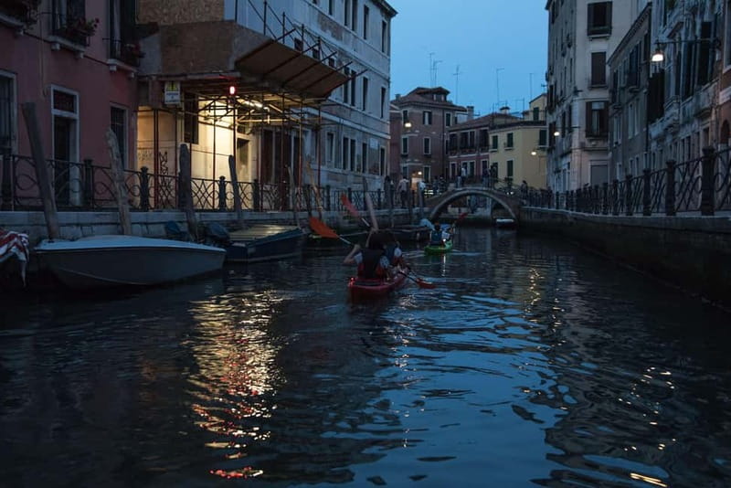 Venice: Night + Sunset Kayak Tour Kayak in the Canals - Why a night kayak in Venice feels special (and not just scenic)