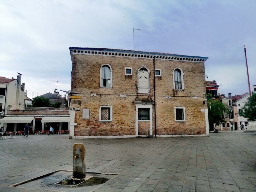 Venice: Off the Beaten Path Walking Tour - Between narrow calles and campos: watching life unfold