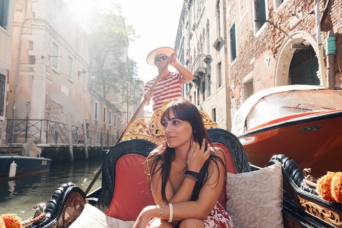 Venice Professional Photoshoot (up to 6 people included) - Your edited photos in 72 hours: sharing fast beats sorting later