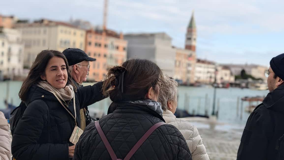 Venice: Rialto Market Street Food Tour - The short walk to a local bar: wine tasting with food