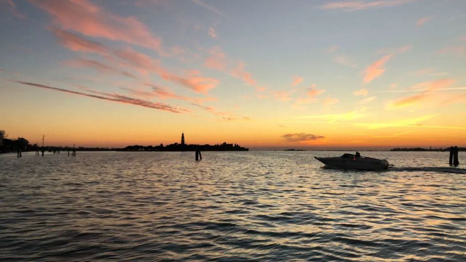 Venice: Shared Gondola Ride at Sunset - What you actually get (and what you won’t): tour guide style and information