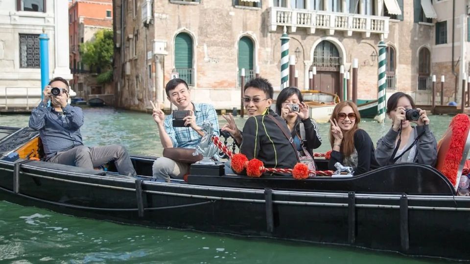 Venice: Shared Gondola Ride at Sunset - Who this gondola ride suits best
