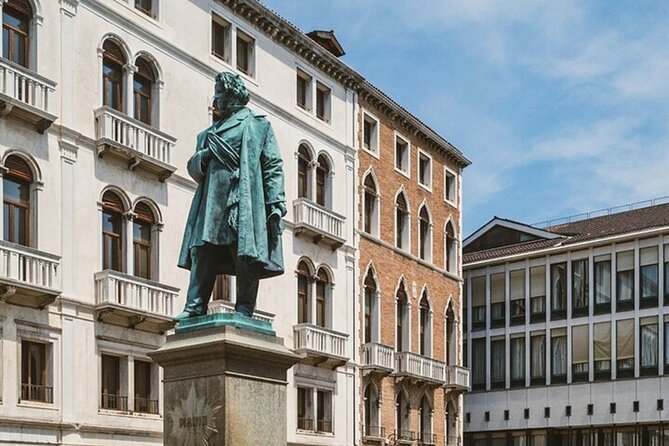 Venice Walking Tour with Gondola Ride Experience - Making 30 Minutes Count: Panoramic Views, Narrow Canals, and the Best Angles