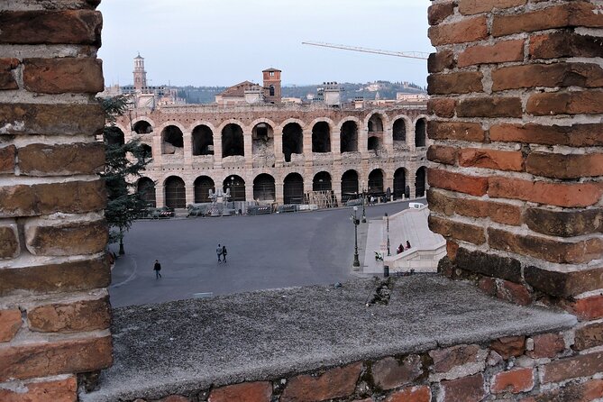 Verona Guided Tour from Venice by Train - Verona Porta Nuova to the Old Gate: Getting Your Bearings