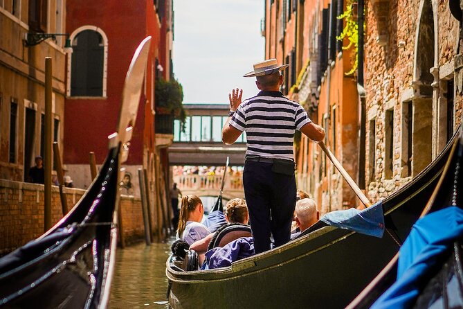 Walking Tour and Enchanting Gondola Journey in Venice - The gondola: 30 minutes, shared ride, assigned seating