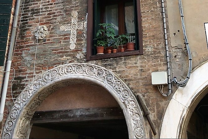 Welcome! Venice Sightseeing kickstart Tour with local guide, small group - Ponte di Rialto: the bridge story from a hidden corner